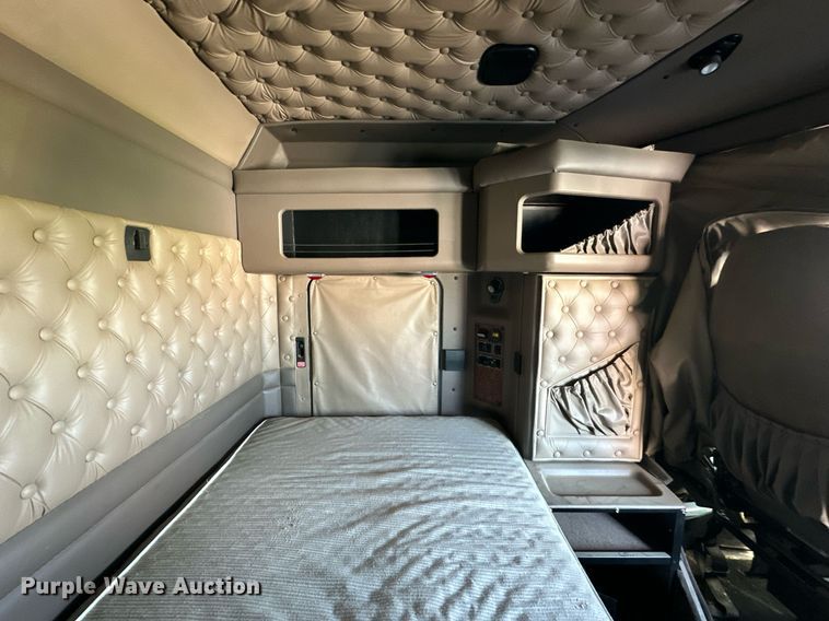 image for item NS9175 2005 Kenworth T600 semi truck