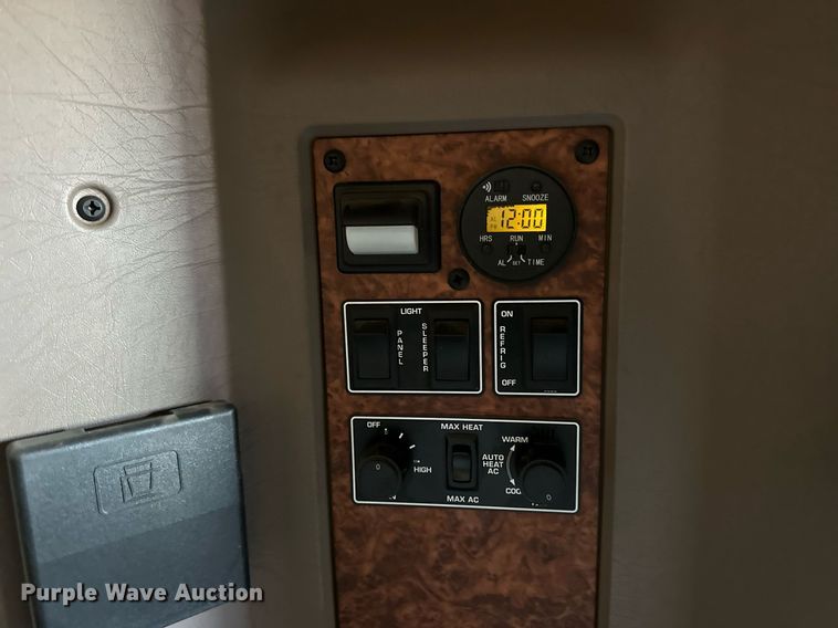 image for item NS9175 2005 Kenworth T600 semi truck