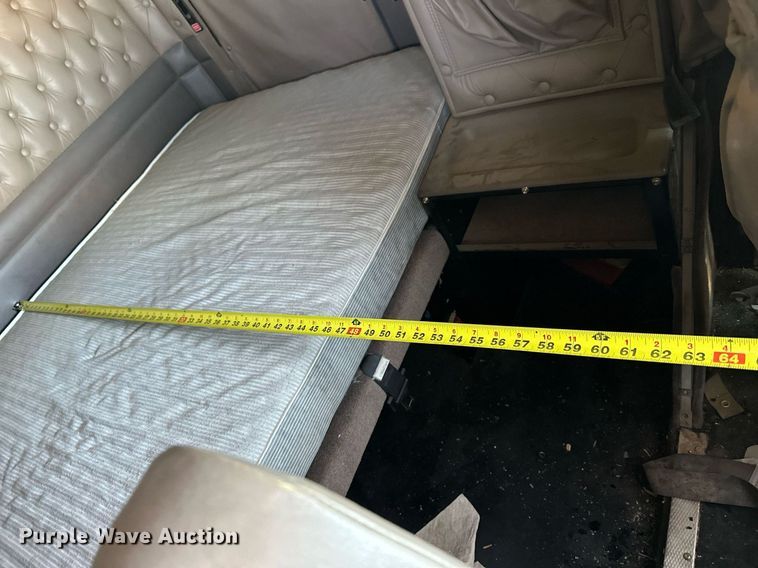 image for item NS9175 2005 Kenworth T600 semi truck