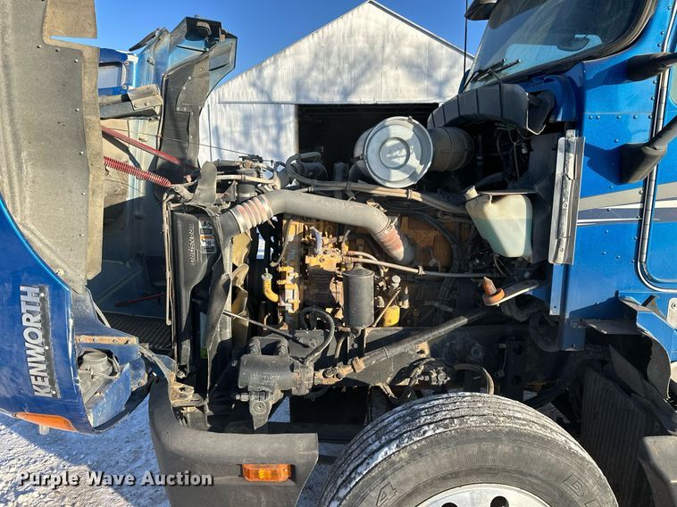 image for item NS9175 2005 Kenworth T600 semi truck