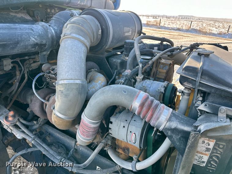 image for item NS9175 2005 Kenworth T600 semi truck