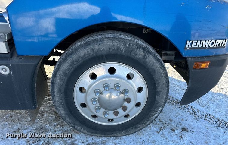 image for item NS9175 2005 Kenworth T600 semi truck