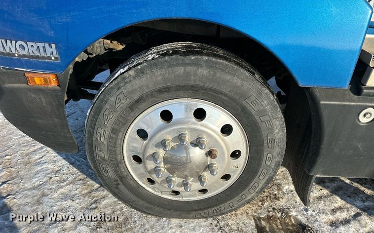 image for item NS9175 2005 Kenworth T600 semi truck