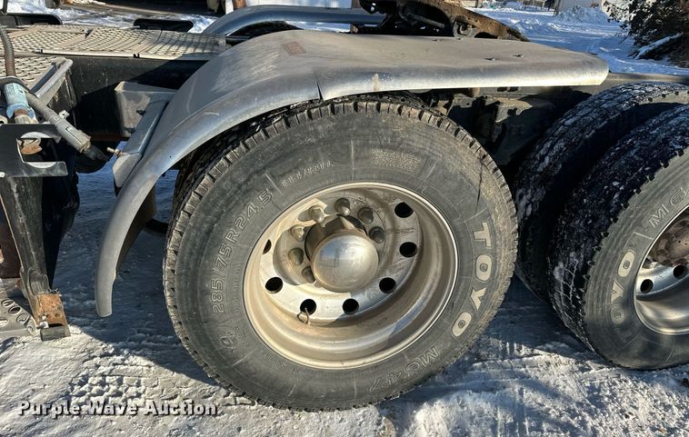 image for item NS9175 2005 Kenworth T600 semi truck