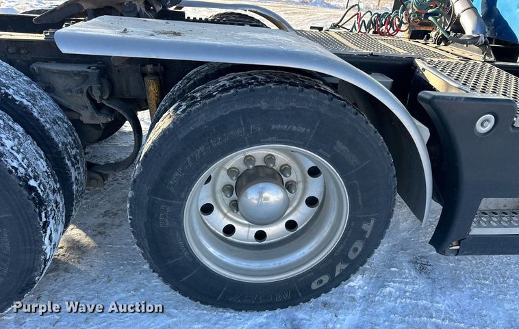 image for item NS9175 2005 Kenworth T600 semi truck