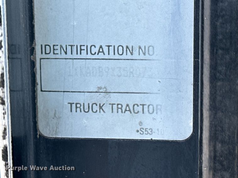 image for item NS9175 2005 Kenworth T600 semi truck