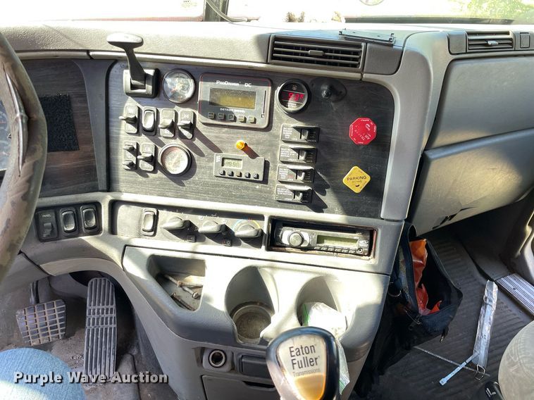 image for item NX9772 2006 Freightliner Columbia semi truck