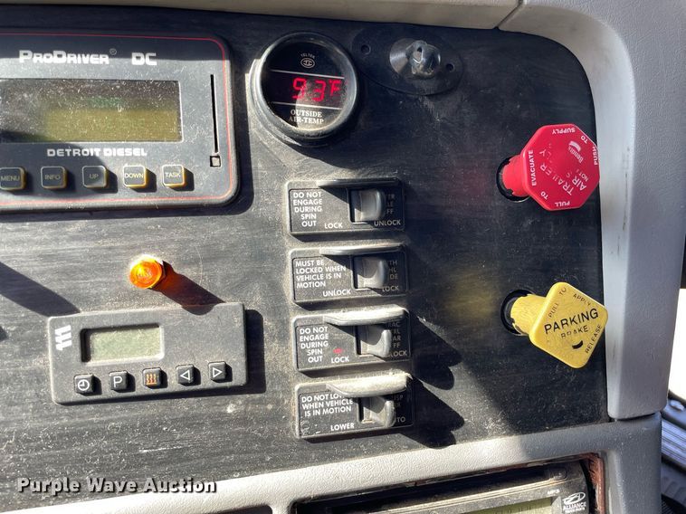 image for item NX9772 2006 Freightliner Columbia semi truck