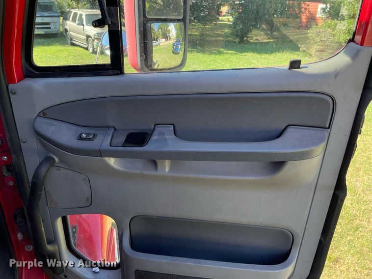 image for item NX9772 2006 Freightliner Columbia semi truck