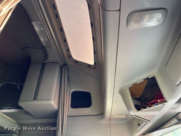 image for item NX9772 2006 Freightliner Columbia semi truck