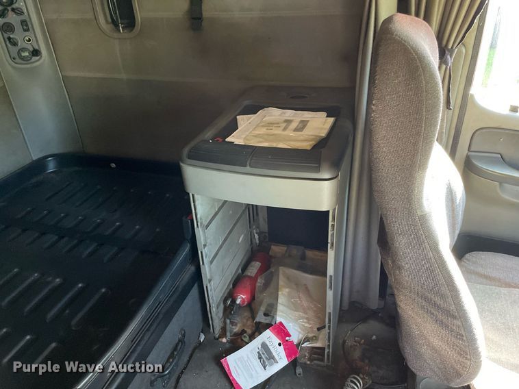 image for item NX9772 2006 Freightliner Columbia semi truck