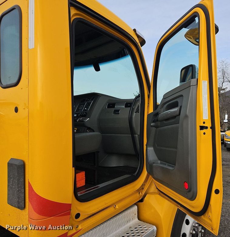 image for item NZ9131 2019 Kenworth  T680 semi truck