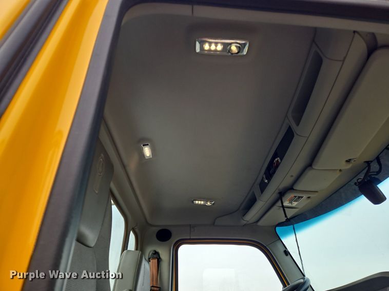 image for item NZ9131 2019 Kenworth  T680 semi truck