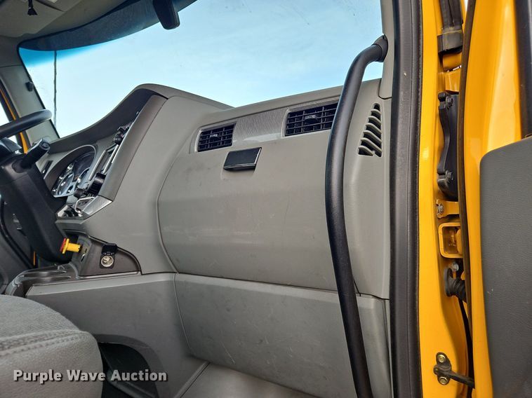 image for item NZ9131 2019 Kenworth  T680 semi truck