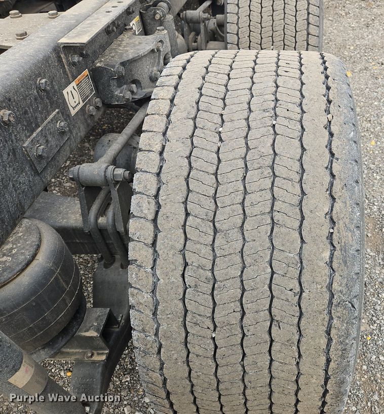 image for item NZ9131 2019 Kenworth  T680 semi truck