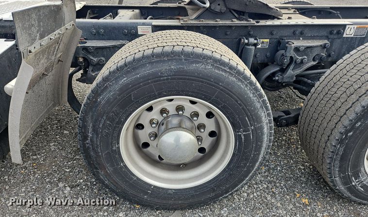 image for item NZ9131 2019 Kenworth  T680 semi truck