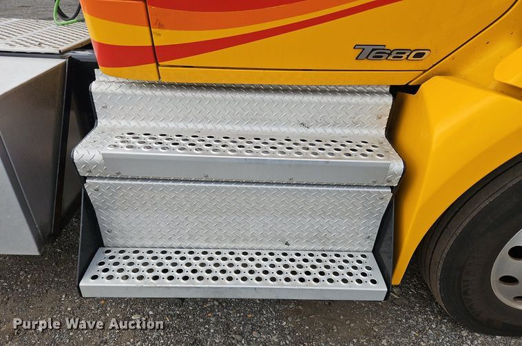 image for item NZ9132 2019 Kenworth  T680  semi truck