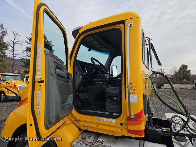 image for item NZ9132 2019 Kenworth  T680  semi truck