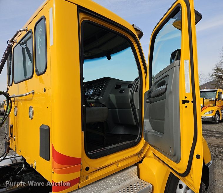 image for item NZ9132 2019 Kenworth  T680  semi truck