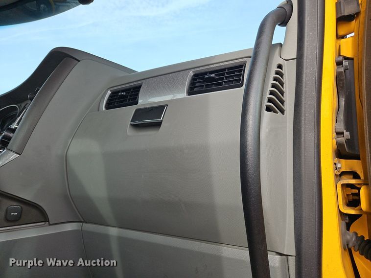 image for item NZ9132 2019 Kenworth  T680  semi truck