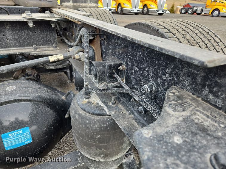 image for item NZ9133 2019 Kenworth  T680 semi truck