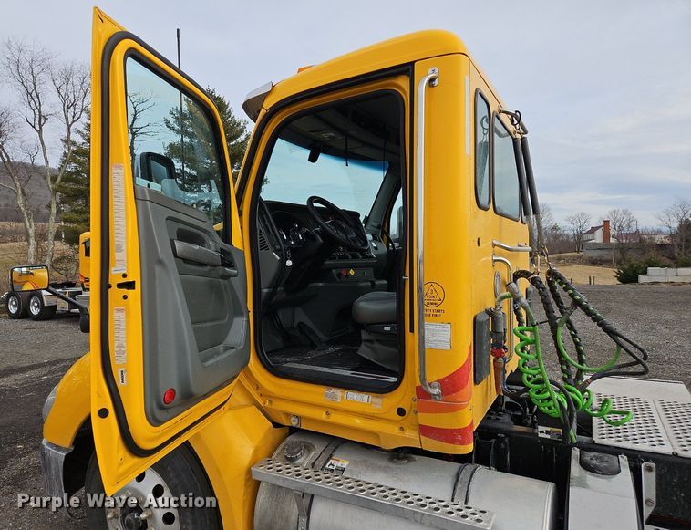 image for item NZ9133 2019 Kenworth  T680 semi truck