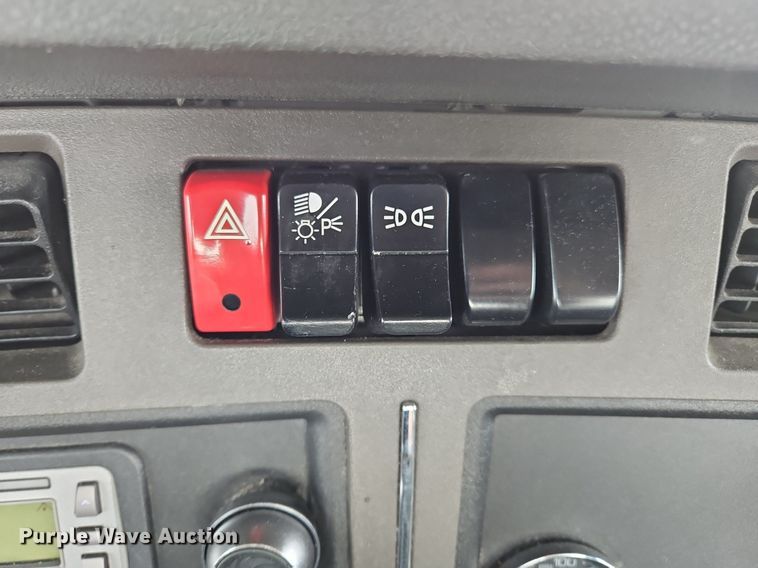 image for item NZ9133 2019 Kenworth  T680 semi truck