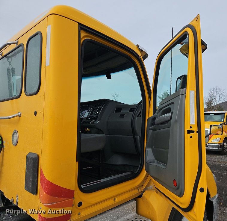 image for item NZ9133 2019 Kenworth  T680 semi truck