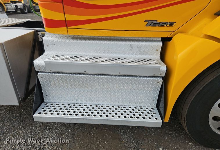 image for item NZ9135 2019 Kenworth  T680 semi truck