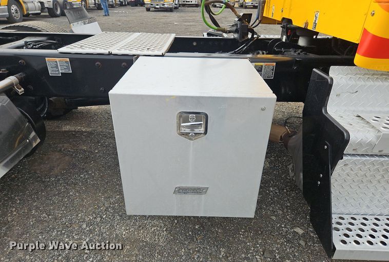 image for item NZ9135 2019 Kenworth  T680 semi truck