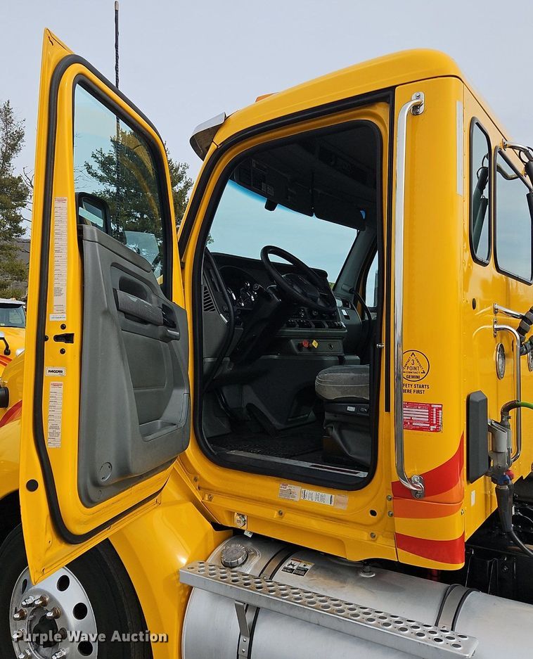 image for item NZ9135 2019 Kenworth  T680 semi truck