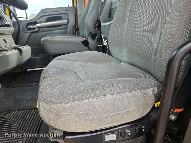 image for item NZ9135 2019 Kenworth  T680 semi truck