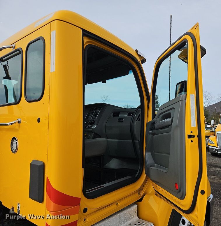 image for item NZ9135 2019 Kenworth  T680 semi truck