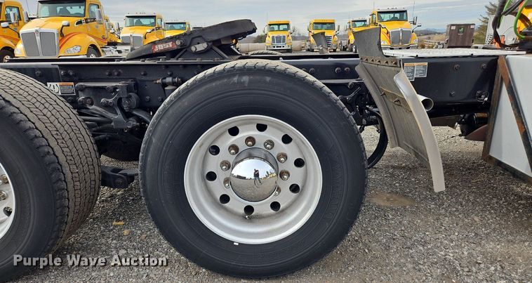 image for item NZ9135 2019 Kenworth  T680 semi truck