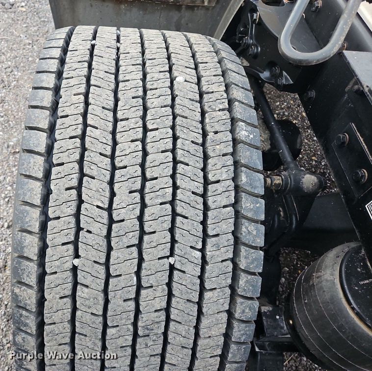 image for item NZ9137 2020 Kenworth  T680 semi truck