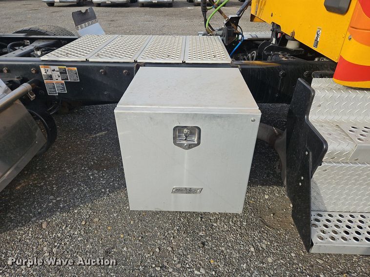 image for item NZ9138 2019 Kenworth T680 semi truck