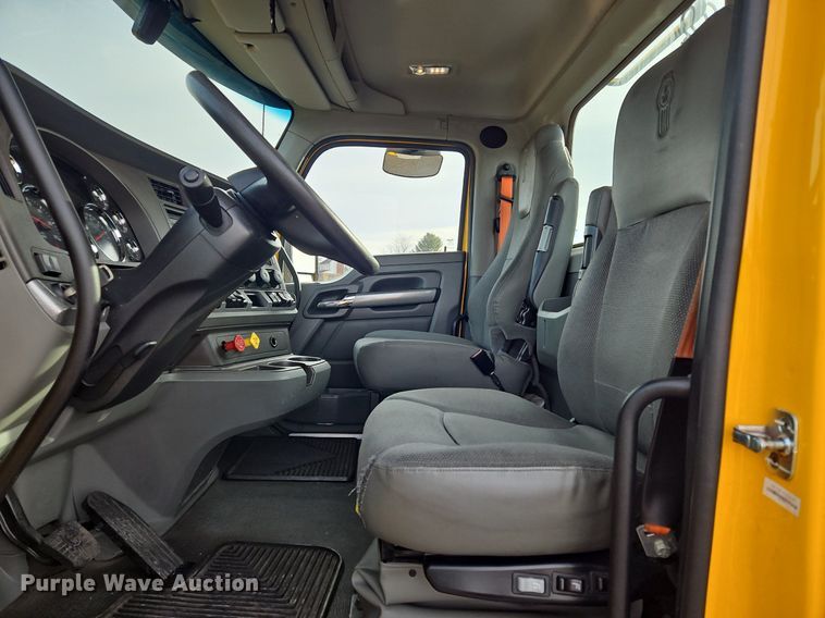 image for item NZ9138 2019 Kenworth T680 semi truck