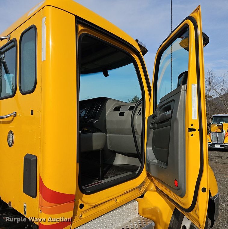 image for item NZ9138 2019 Kenworth T680 semi truck