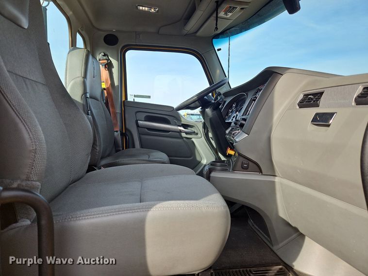 image for item NZ9138 2019 Kenworth T680 semi truck