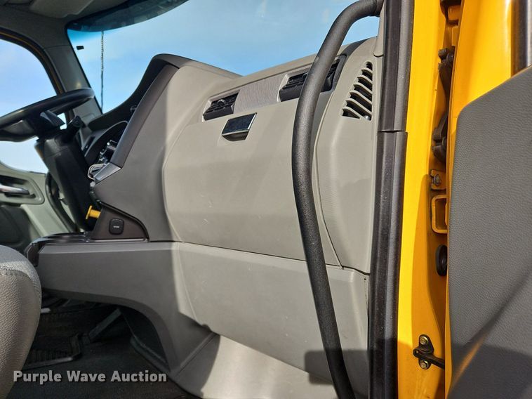 image for item NZ9138 2019 Kenworth T680 semi truck