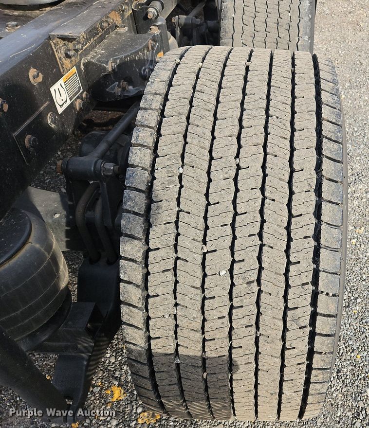 image for item NZ9138 2019 Kenworth T680 semi truck