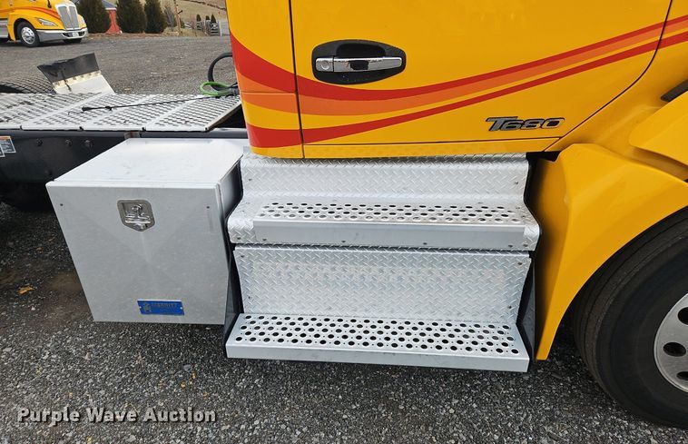 image for item NZ9139 2020 Kenworth T680 semi truck