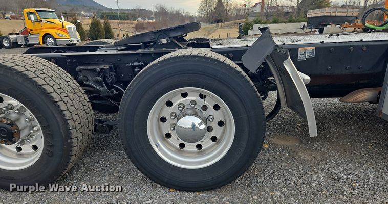 image for item NZ9139 2020 Kenworth T680 semi truck