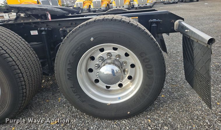 image for item NZ9139 2020 Kenworth T680 semi truck