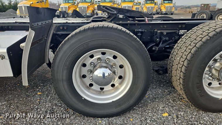 image for item NZ9139 2020 Kenworth T680 semi truck