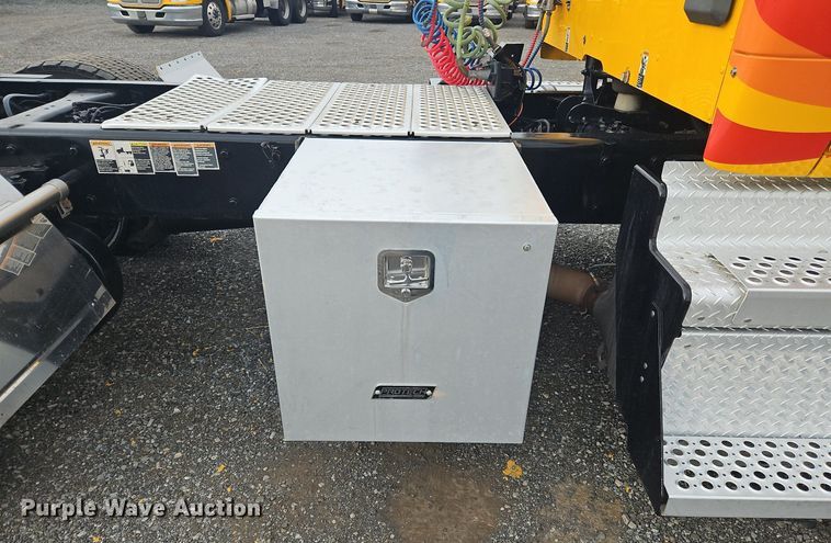 image for item NZ9140 2019 Kenworth T680 semi truck