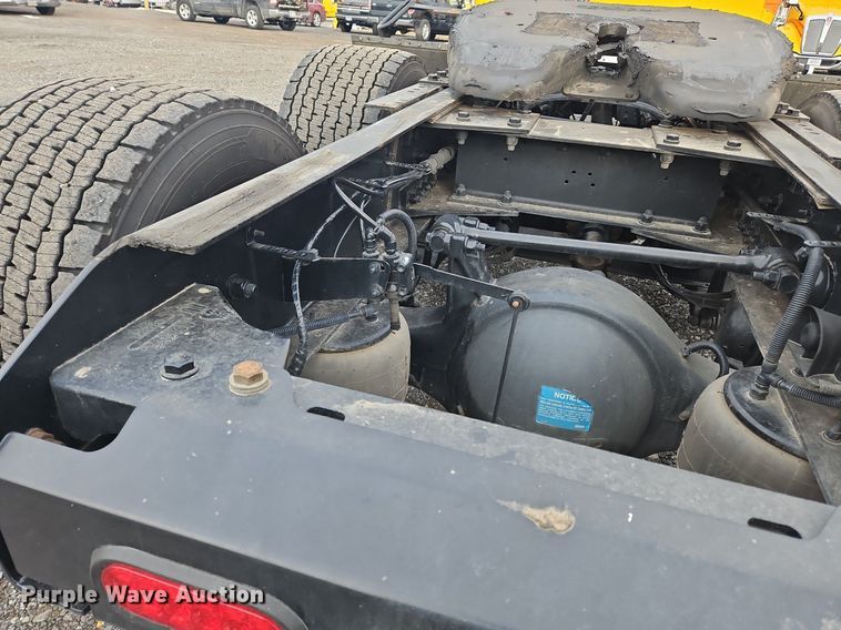 image for item NZ9140 2019 Kenworth T680 semi truck