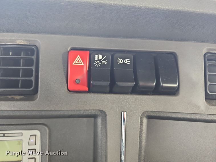 image for item NZ9140 2019 Kenworth T680 semi truck