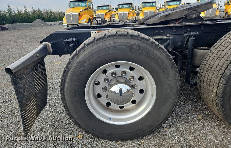 image for item NZ9140 2019 Kenworth T680 semi truck