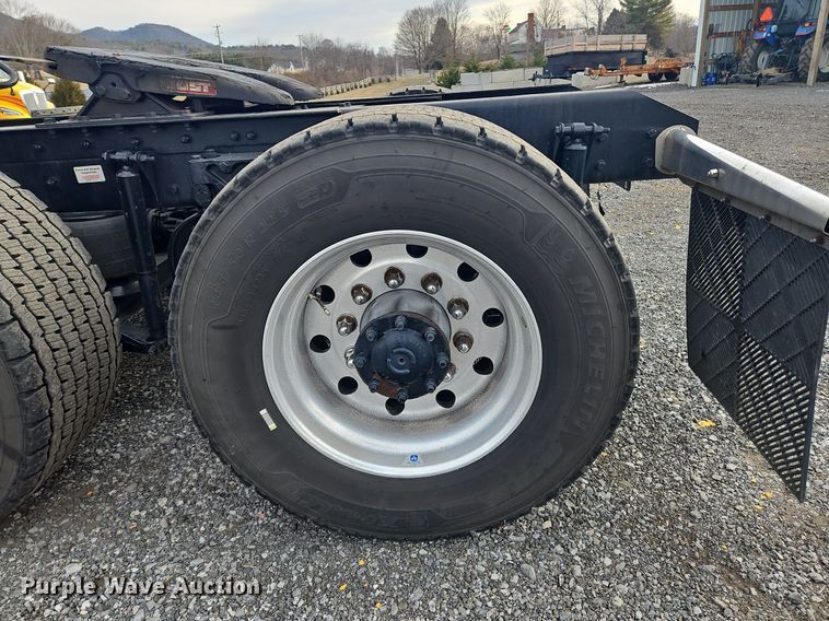 image for item NZ9140 2019 Kenworth T680 semi truck